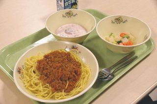 給食センターにランチだけでも食べに来ない？　教室が苦手な子どもたちに八王子市が「お誘い」を続けた1年