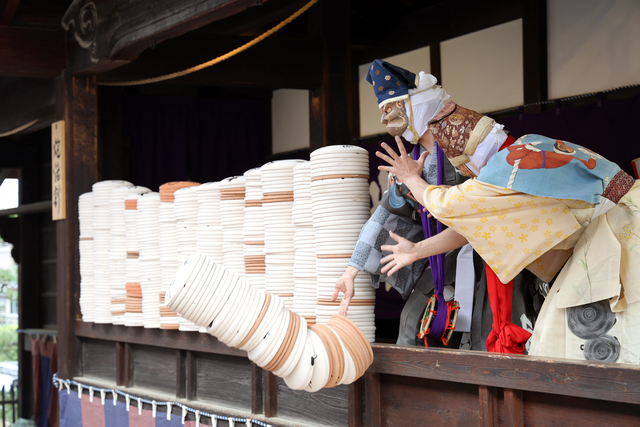 京都で壬生狂言始まる　仮面の演者が無言で千枚の炮烙を投げ割る