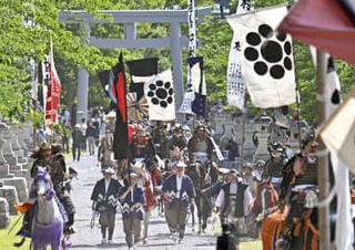 武者堂々と、福島「相馬野馬追」　猛暑避け前倒し開催