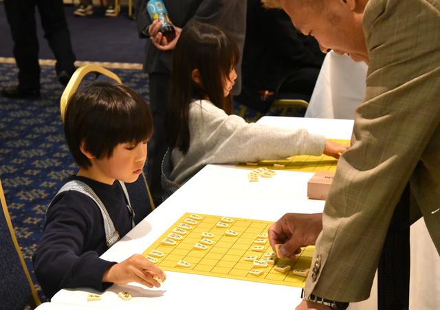 藤井名人の階下でプロによる5面指しの指導対局　子どもたちが挑戦