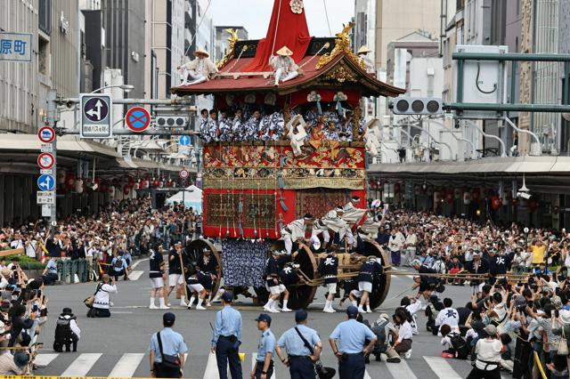 京都・祇園祭の前祭の山鉾巡行　鶏鉾の車輪壊れて立ち往生、一時混乱