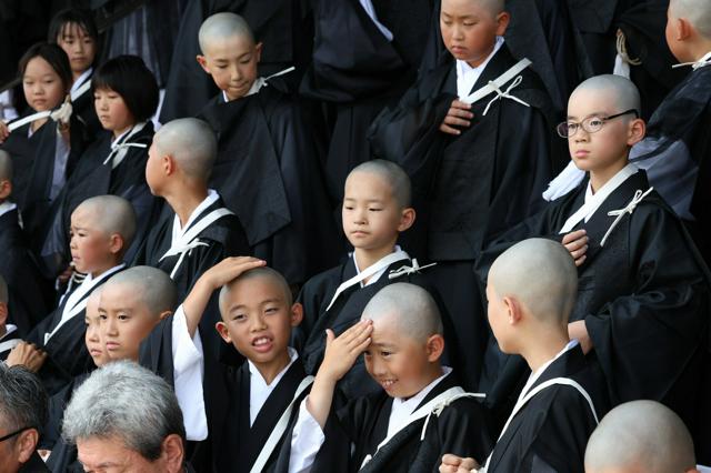 9歳の小学生だって、きょうからお坊さん　京都・東本願寺で得度式