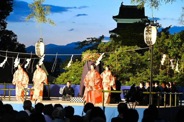 ライトアップされた松本城で薪能　夜風の中、鼓や笛が響く優雅な演目