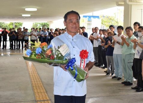 「市民のため、聞く耳を持って市政を運営する」　佐喜真氏が宜野湾市長に就任　当選から一夜明け職員が拍手で出迎え