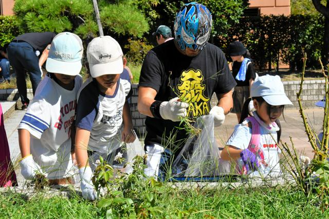 「怖い人かな」と思っていたが　小学生とレスラーが「協力」タッグ