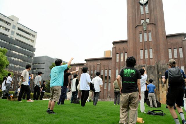 東大値上げ、反対する学生らが安田講堂前で集会　「学生の声を聞け」