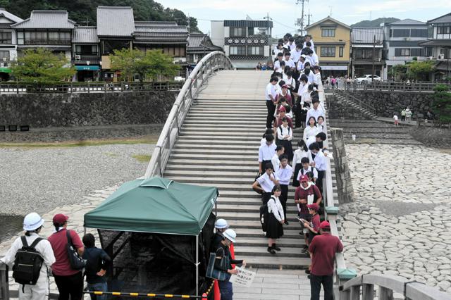 山口・岩国の錦帯橋、5年に1度の「健康診断」　高校生ら「重し役」