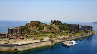 世界遺産「軍艦島」上陸クルーズ：閉山50年を経た炭鉱街が“廃虚絶景”の観光スポットに